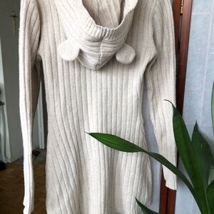 PJ Romper
Long Sleeve
Hooded
Button Up Closure
Stretch

Last pic shows fit :)